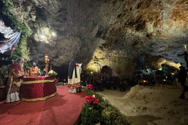 Με κατάνυξη η Χριστουγεννιάτικη Θεία Λειτουργία στο σπήλαιο Μαραθοκεφάλας (φωτογρ.)