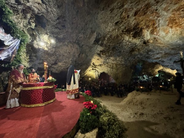 Με κατάνυξη η Χριστουγεννιάτικη Θεία Λειτουργία στο σπήλαιο Μαραθοκεφάλας (φωτογρ.)