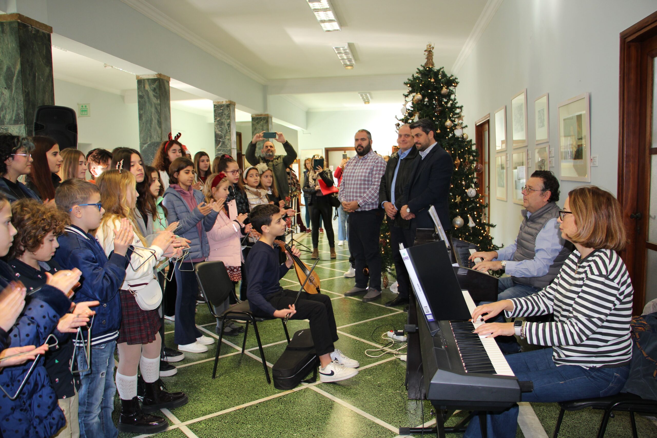 Γιορτινές μελωδίες από τα μέλη της παιδικής & εφηβικής χορωδίας του Δήμου Χανίων στον Δήμαρχο, Π. Σημανδηράκη