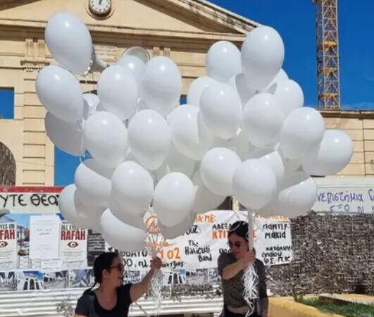 Χανιά: Άφησαν στον ουρανό 57 λευκά μπαλόνια, αφιερωμένα στα θύματα των Τεμπών