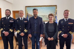 Κυβερνήτες ισπανικών πλοίων στον Δήμαρχο Χανίων Παναγιώτη Σημανδηράκη