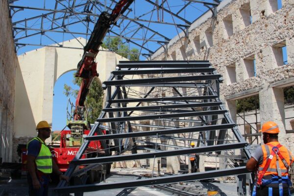 Τοποθετείται η οροφή στη Δημοτική Αγορά Χανίων