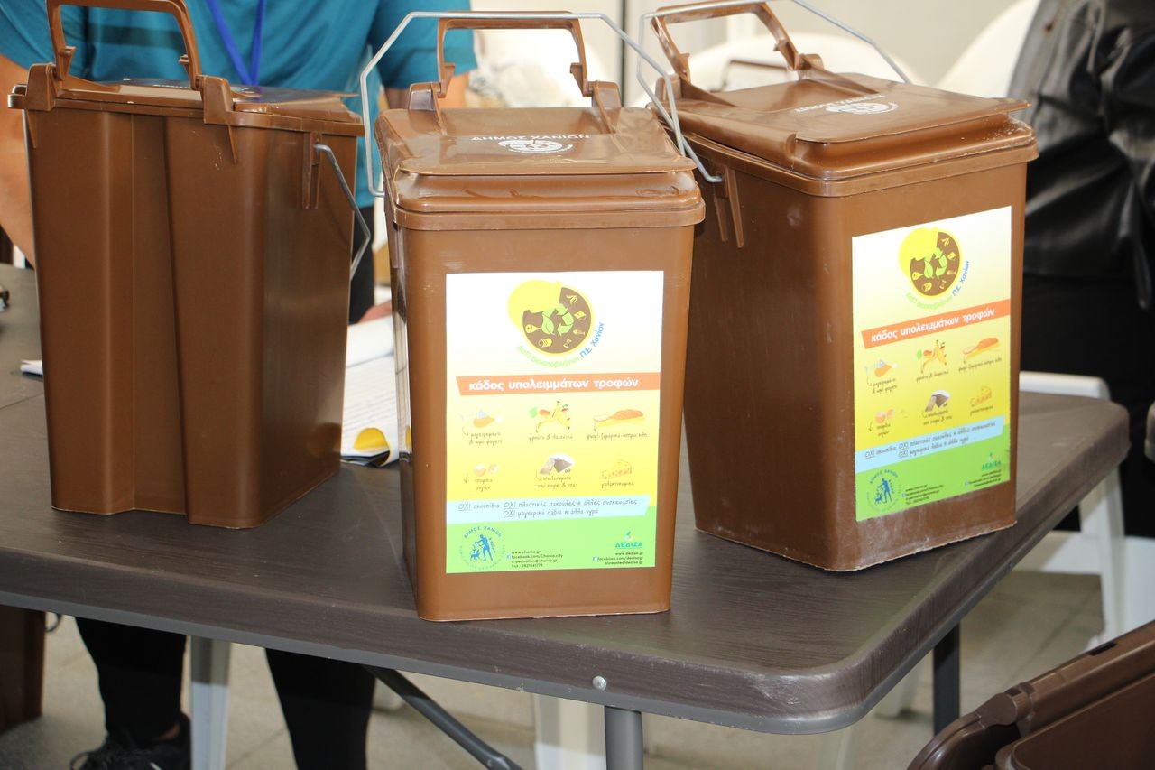 Χανιά: Δωρεάν διανομή καφέ κάδων σε όλα τα νοικοκυριά για ανακύκλωση τροφικών υπολειμμάτων