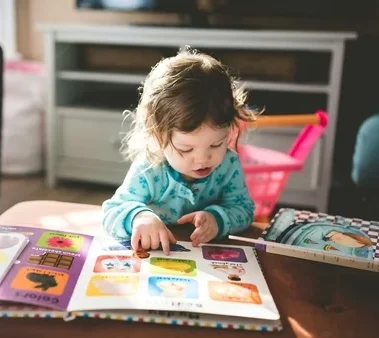 «Διαβάζοντας … από κούνια!»: Νέα Λέσχη Ανάγνωσης για βρέφη στη Δημοτική Βιβλιοθήκη Χανίων